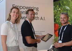 Liesbeth Dingemans, Ernst van Bruggen en Rien Kammen van Source.ag. Het AI-bedrijf lanceerde op de beurs een uitbreiding van de Plant App. In de stand konden bezoekers een demo krijgen.